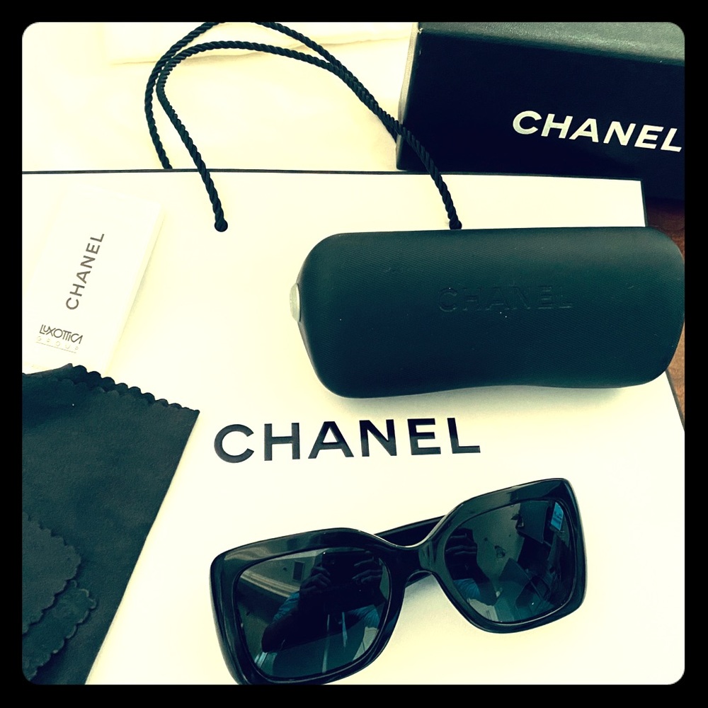 CHANEL square framed vintage style sunglasses